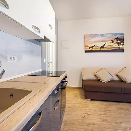 1 Bedroom Amazing In Apartment *