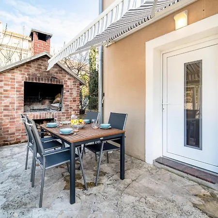 1 Bedroom Amazing In Apartment *
